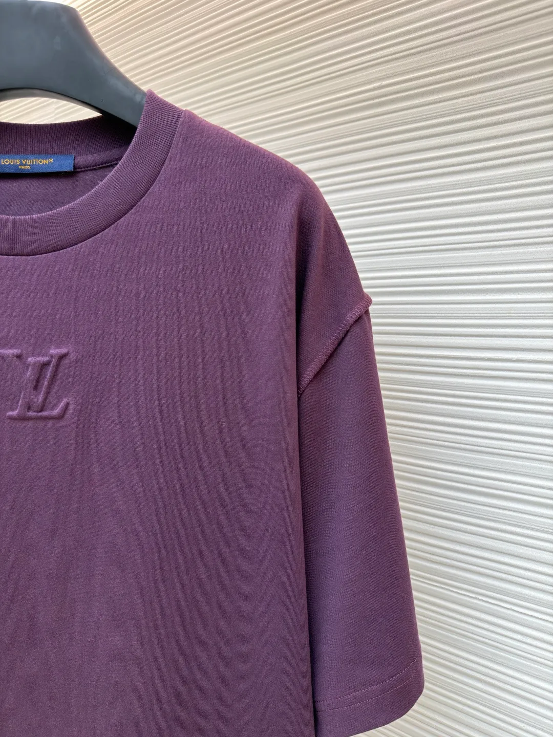 LOUISVUITTON embossed small label T-shirt ●Authentic product: Purchased and developed by 5450 ●Item number: 1682104-A00 ●Fabric: pure cotton fabric ●Technology: embossed production ●Version: fitted version ●Weight: about 300 grams ●Size: XS-S-M-L ●Description: Fabric is 40S/2 Double-strand smooth cotton plain weave, dust-free wool processing; matching 40s single-strand combed cotton, 280g cylindrical machine rib. The front panel is stamped and filled. After low-temperature stamping with a steel stamp, the inside is filled with foam cotton. The bottom surface is directly sealed with low-temperature hot melt glue at 80 degrees Celsius. The integrated machine operation makes the relief pattern three-dimensional and full and stylish. High-quality products require natural and beautiful products. The overall wiring is straight and delicate, the fabric is comfortable and soft, and the color is consistent without color difference. It can be matched with the same style to create a fashionable look and control various occasions. Customized accessories, complete with three standards, same style for men and women!